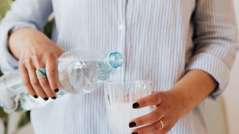 Uống nhiều nước sau tán sỏi là việc làm cần thiết để đẩy mảnh sỏi vụn ra ngoài nhanh hơn