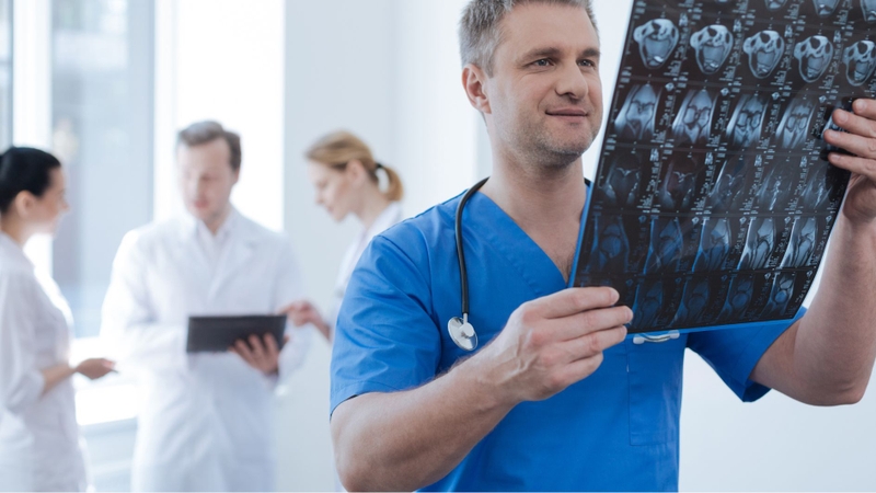 Cần phối hợp triệu chứng lâm sàng với kết quả PET/CT để đánh giá chính xác