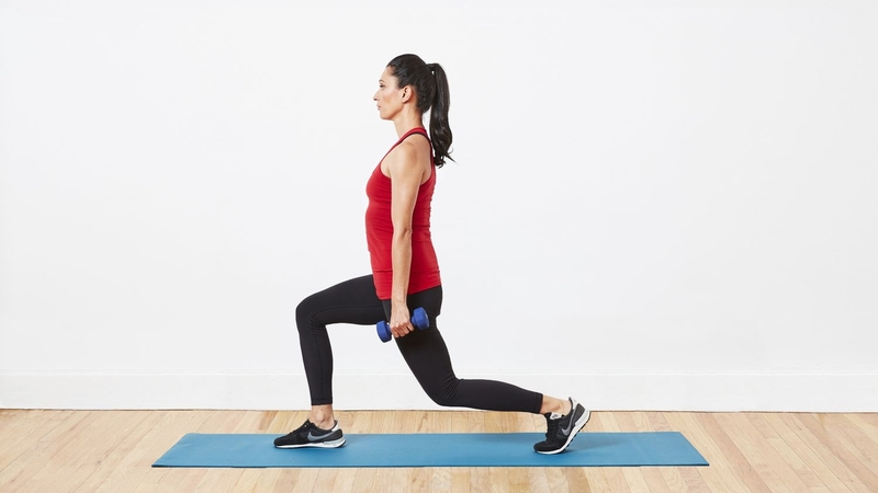 Bài tập chùng chân bước tới có thể kết hợp tập cùng tạ