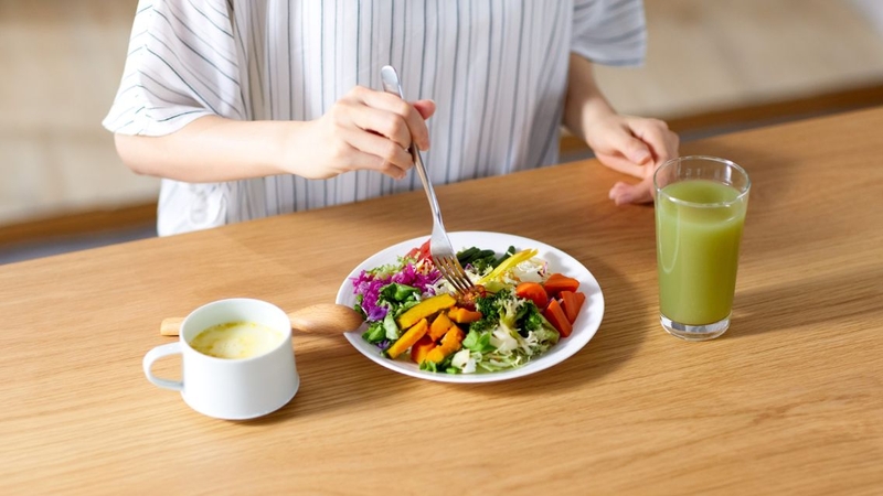 Uống đủ nước, ăn nhiều chất xơ giúp hỗ trợ cải thiện tình trạng táo bón hiệu quả