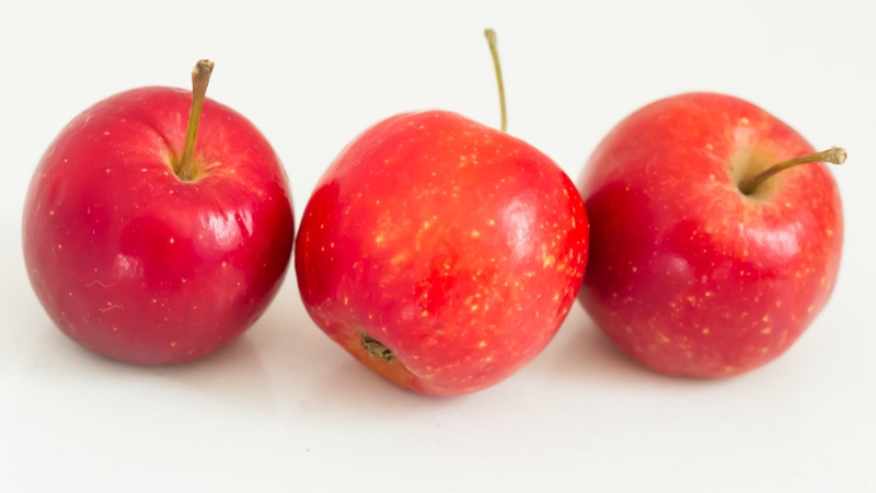 Táo cherry có hình dáng nhỏ gọn của cherry và màu sắc rực rỡ của táo