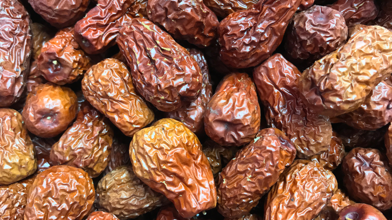 Trải qua làm khô để thành táo đen