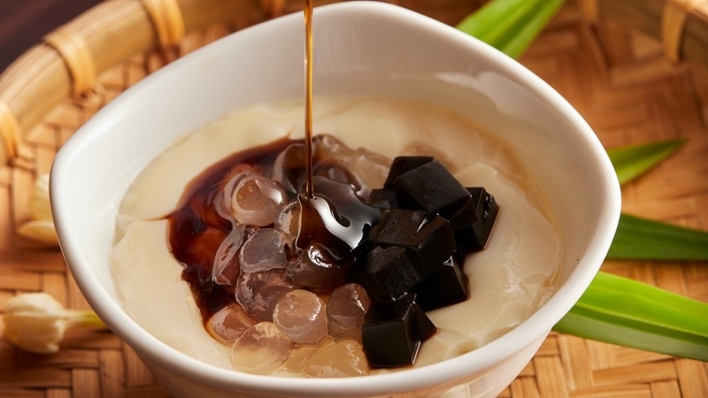 Nguyên liệu làm món tào phớ gồm tào phớ, nước đường và nguyên liệu tạo đông