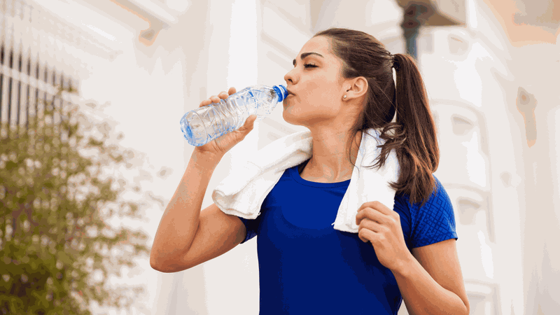 Cung cấp 2-2.5L nước mỗi ngày giúp thận dễ dàng đào thải trong quá trình chuyển hóa protein