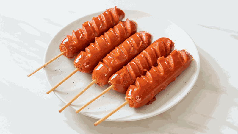 Xúc xích có thể là nguồn cung cấp năng lượng và protein nhanh, nhưng cũng đi kèm với chất béo, muối và chất phụ gia cần thận trọng