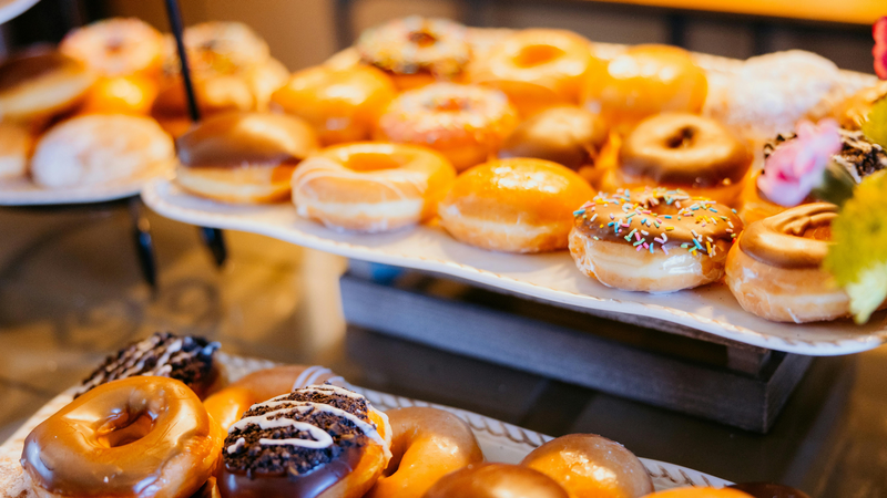 Món ăn chiên rán hoặc chứa nhiều dầu mỡ như xúc xích, bánh rán,... nên loại khỏi thực đơn