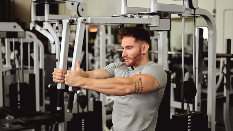 Tập ngực giữa: Bài tập, kỹ thuật và lưu ý an toàn cho người mới bắt đầu 1