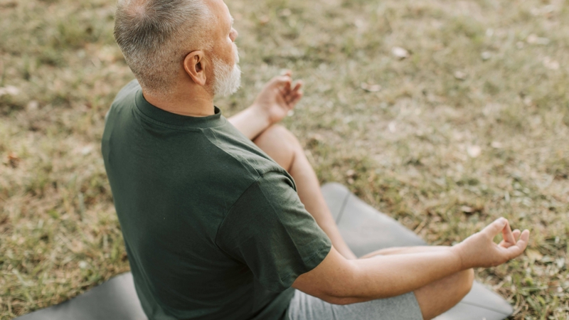 Một trong các bài tập thể dục dưỡng sinh người cao tuổi là ngồi thiền