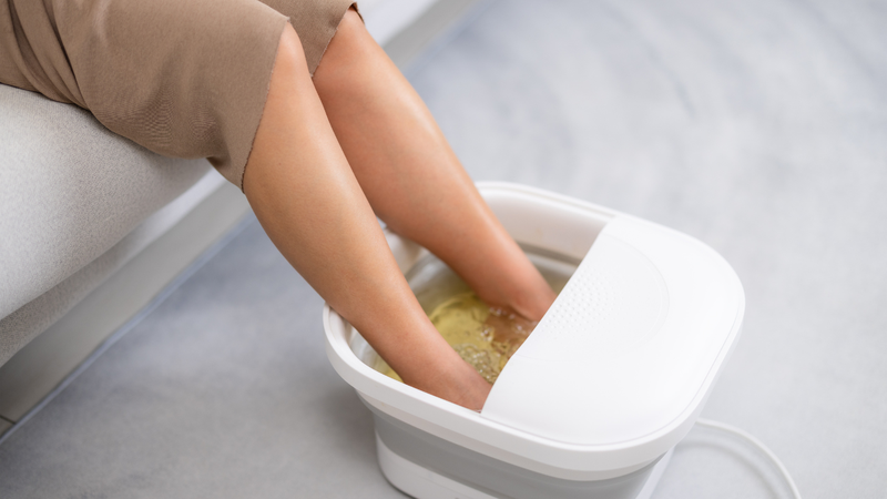 Ngâm chân nước muối ấm khoảng 10 - 20 phút mỗi tuần