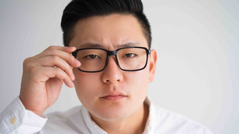 Bị mắc tật khúc xạ có cần đeo kính không? 1