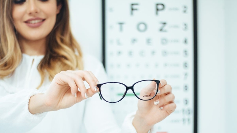 Bị mắc tật khúc xạ có cần đeo kính không? 2