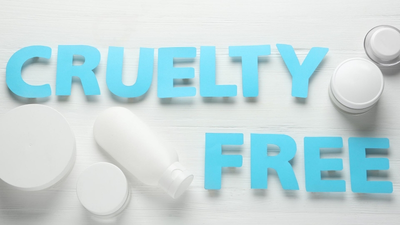 Lưu ý rằng các nhãn “Cruelty-free” hay “natural” không đồng nghĩa với thuần chay