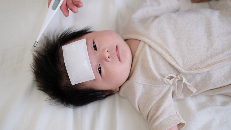 Sốt là phản ứng có thể gặp sau tiêm chủng và cần được theo dõi