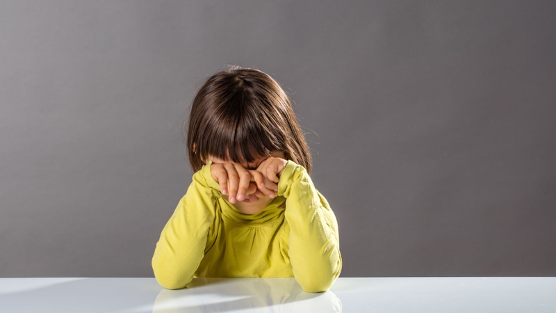 Tát vào mặt trẻ có sao không? Câu trả lời là có