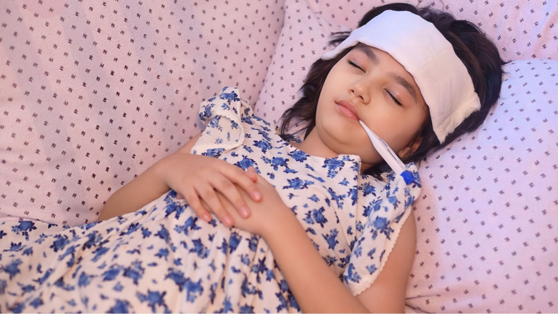 Sốt cao liên tục, khó hạ là dấu hiệu cảnh báo tay chân miệng trở nặng