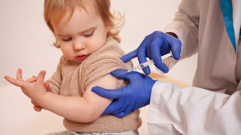 Tiêm vắc xin tay chân miệng giúp phòng biến chứng nặng cho trẻ
