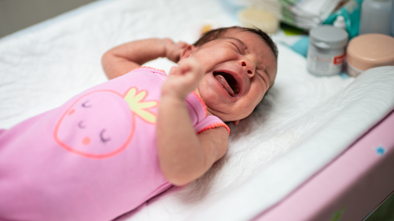 Trẻ quấy khóc, giật mình cần được theo dõi sát