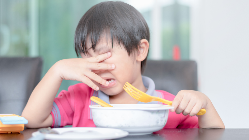 Khi có vết loét trên lưỡi, trẻ thường đau rát khi ăn uống