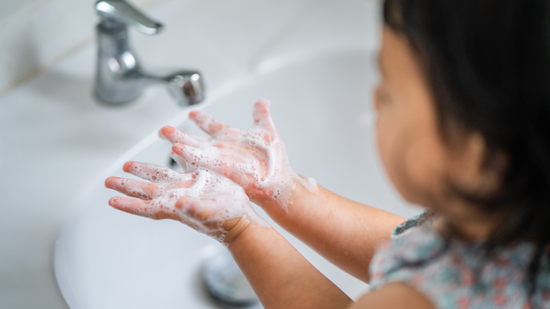 Gia đình cần duy trì thói quen rửa tay bằng xà phòng thường xuyên cho cả người lớn và trẻ nhỏ