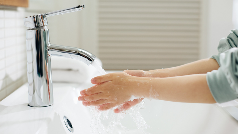 Dạy trẻ rửa tay đúng cách và đúng thời điểm giúp hạn chế lây truyền tay chân miệng