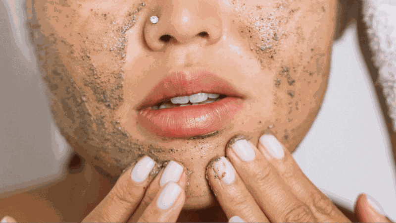 Tẩy da chết mặt có dùng được cho môi không? Giải đáp chi tiết 1