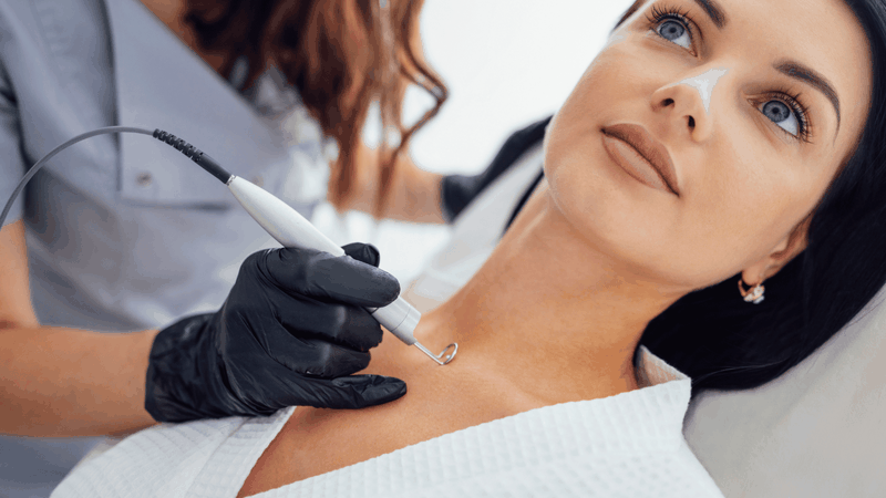 Tẩy nốt ruồi không đúng kỹ thuật hoặc không đảm bảo vô trùng có thể gây viêm, nhiễm trùng, làm da lâu lành và tăng nguy cơ thâm hoặc sẹo