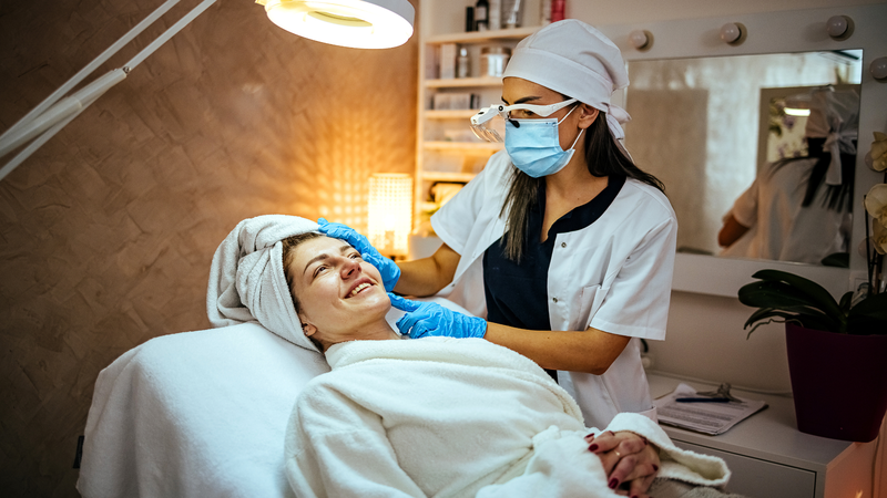 Người có làn da nhạy cảm, nên tham khảo ý kiến bác sĩ da liễu trước khi tẩy tế bào chết