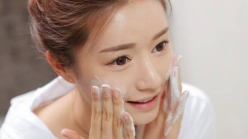 Tẩy tế bào chết trước hay dụng sữa rửa mặt trước? Mách bạn quy trình đúng chuẩn 2