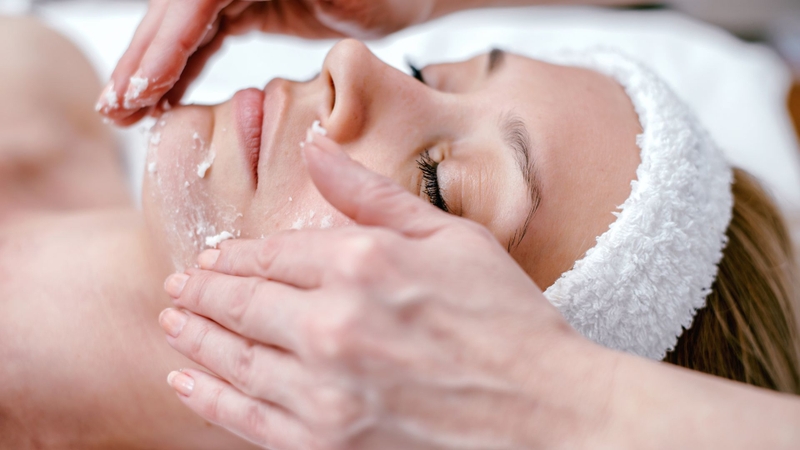 Đắp mặt nạ sau khi tẩy tế bào chết giúp cấp ẩm và hỗ trợ da cân bằng trở lại