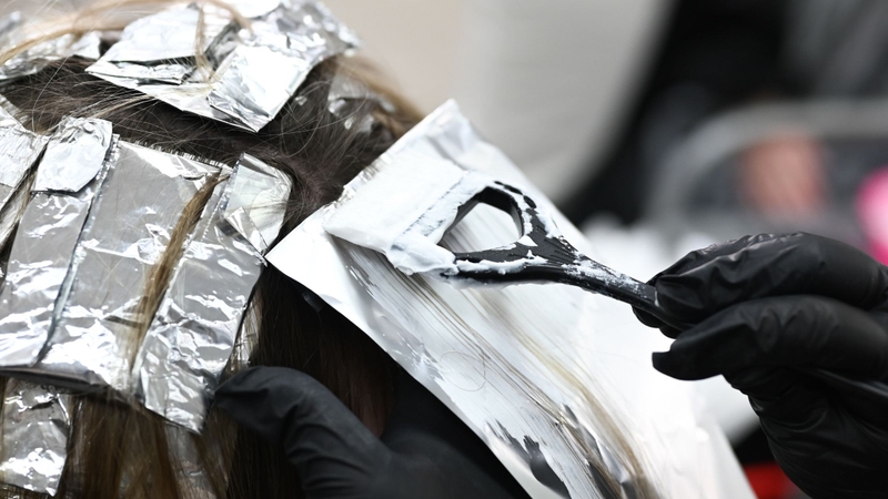 Tẩy tóc 2 lần ra màu gì? Những lưu ý khi tẩy tóc 2