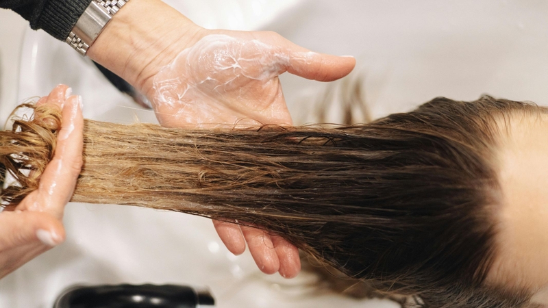 Tẩy tóc 2 lần ra màu gì? Những lưu ý khi tẩy tóc 3