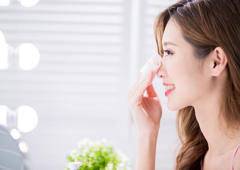 Tẩy trang bằng nước muối sinh lý có thực sự hiệu quả 1