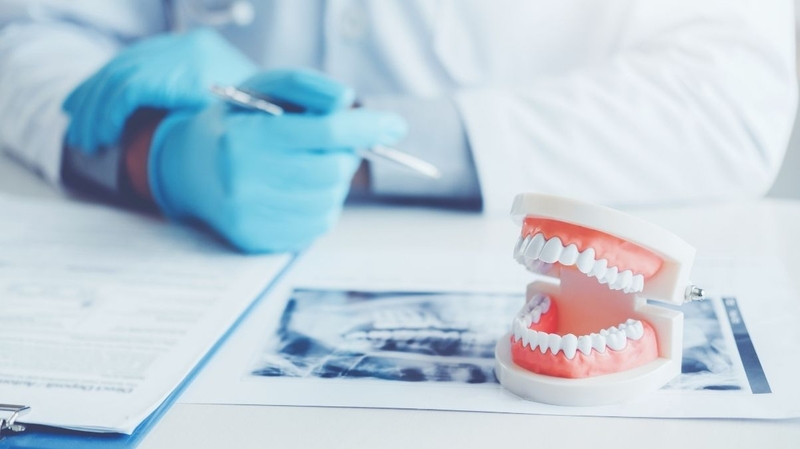 Thăm khám nha sĩ nếu nướu đau rát kéo dài hoặc tổn thương không cải thiện