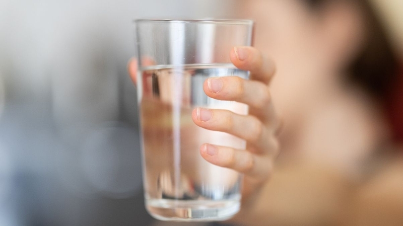 Uống đủ nước giúp duy trì độ ẩm khoang miệng và hỗ trợ nướu phục hồi