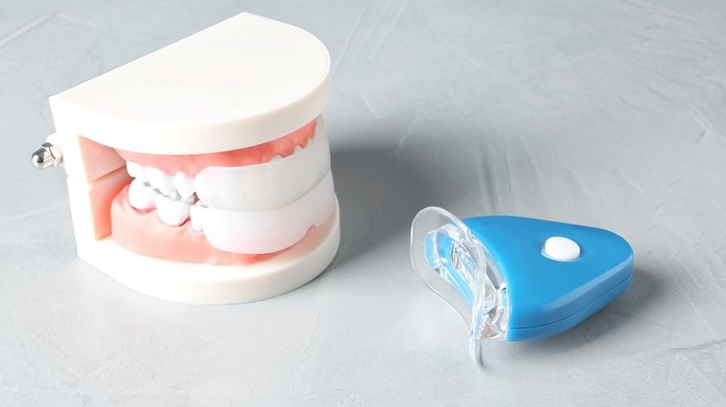 Dụng cụ tẩy trắng không vừa vặn có thể làm gel tràn ra gây bỏng nướu