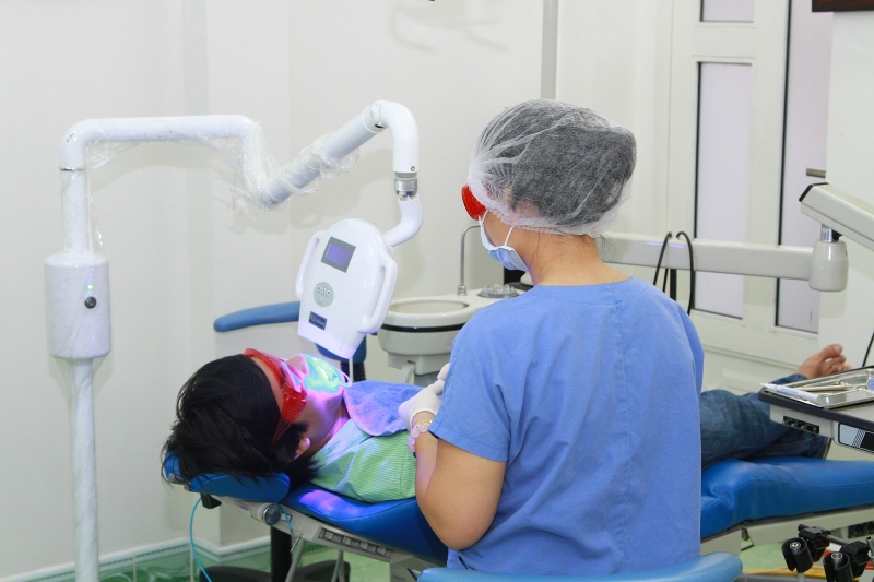 Công nghệ sử dụng ánh sáng xanh để tẩy trắng răng