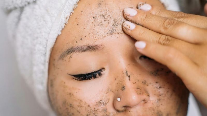 Tẩy trang cần thực hiện đầu tiên trong quy trình chăm sóc da hàng ngày