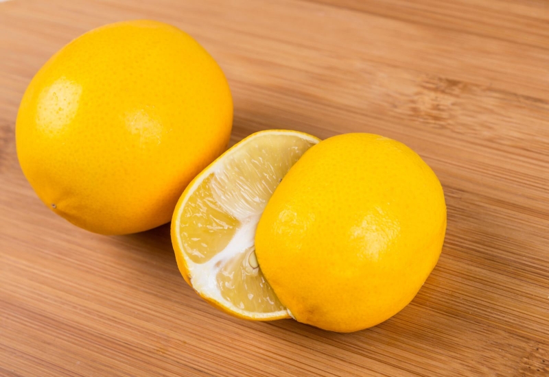 Tẩy vết mốc trên bàn chải điện bằng hỗn hợp giấm và chanh