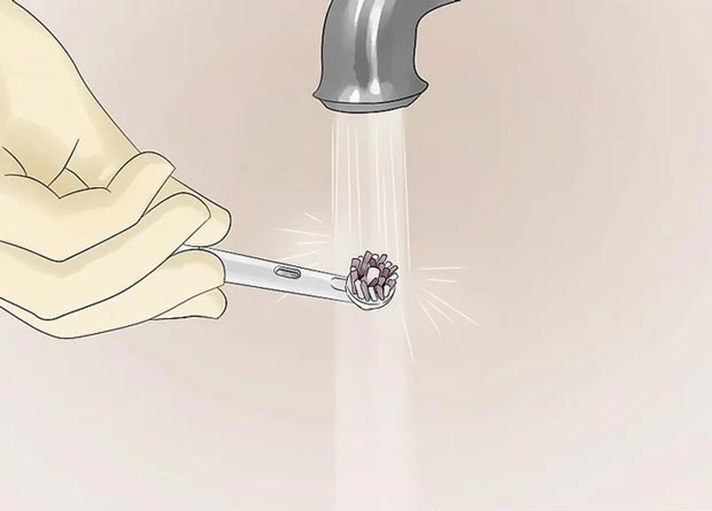 Dùng dung dịch tẩy mốc nhựa và cao su để loại bỏ nấm mốc trên bàn chải điện