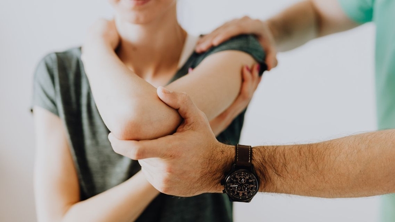 Cần theo dõi và phát hiện sớm triệu chứng bất thường ở người tê buốt chân tay