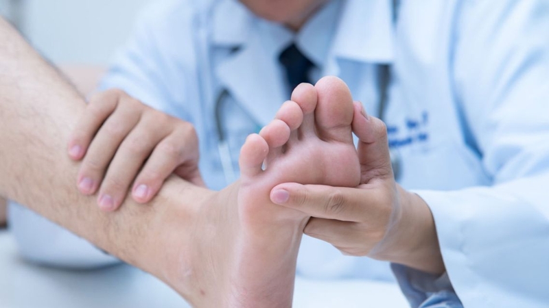 Nên đi khám nếu tê đầu ngón chân tái phát nhiều lần hoặc kèm thay đổi màu sắc da