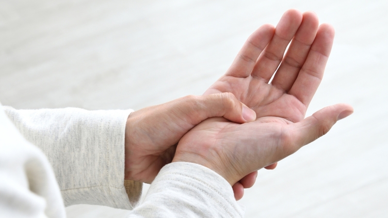 Tê tay có phải dấu hiệu đột quỵ không? Câu trả lời là có thể