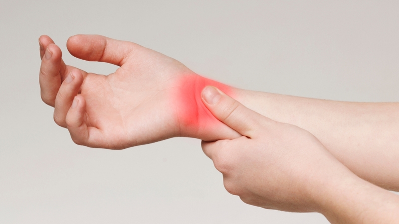 Hội chứng ống cổ tay xảy ra khi dây thần kinh giữa bị chèn ép tại vùng cổ tay