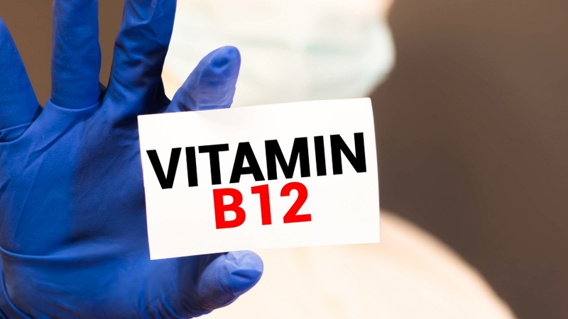 Vitamin B12 đóng vai trò quan trọng trong việc duy trì chức năng của hệ thần kinh và tạo máu