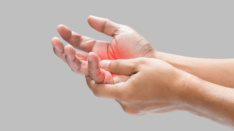 Tê bì bàn tay kéo dài là dấu hiệu cần được thăm khám y tế