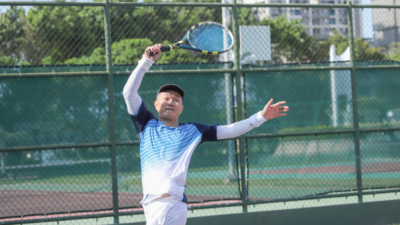 Người có bệnh tim mạch nên tham khảo bác sĩ trước khi tập tennis cường độ cao