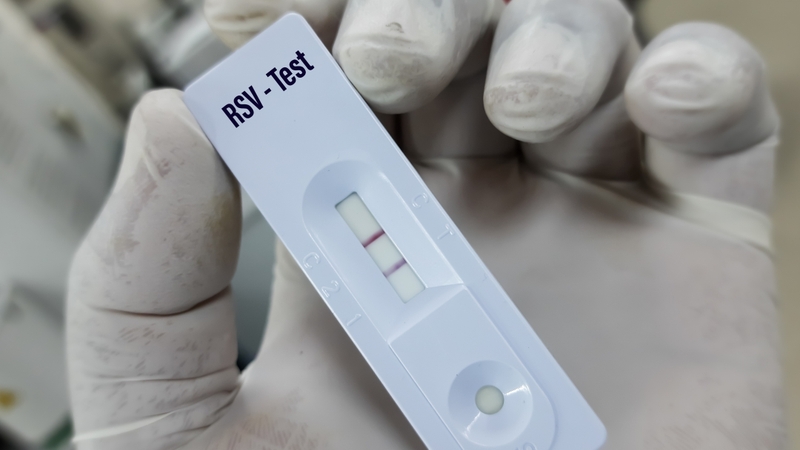 Test RSV bằng que tại nhà là phương pháp xét nghiệm nhanh giúp phát hiện virus hợp bào hô hấp (RSV) thông qua mẫu dịch mũi