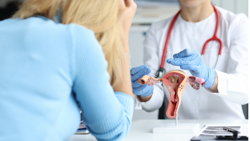 Tắc ống dẫn trứng ngăn cản trứng gặp tinh trùng, làm giảm khả năng thụ thai