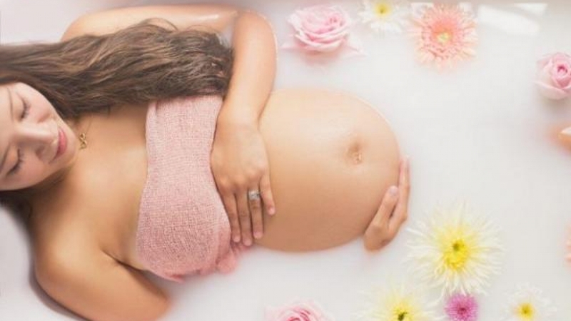 Thắc mắc: Bà bầu tắm đêm bụng to có thật không 2