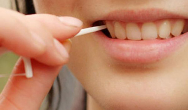 Có nên nên xỉa răng sau khi ăn không?